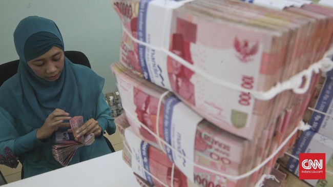 Petugas menghitung pecahan mata uang rupiah di Jakarta, Rabu, 23 November 2016. CNN Indonesia/Adhi Wicaksono.