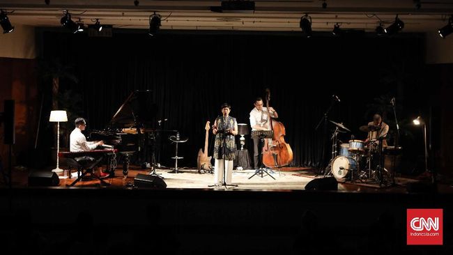 Mereka mengaransemen lagu daerah dan nasional, seperti Kampuang Nan Jauah Di Mato dan Bengawan Solo dalam balutan musik jazz.