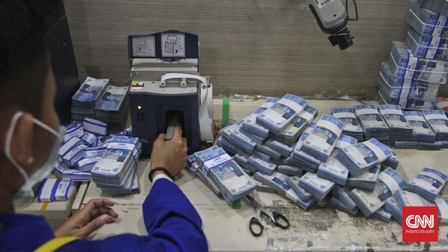 Sepanjang kuartal pertama tahun ini, rata-rata bunga kredit turun 14 bps menjadi 11,9 persen.
