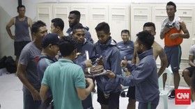 Kue Ultah dari KBRI untuk Tiga Pemain Timnas Indonesia