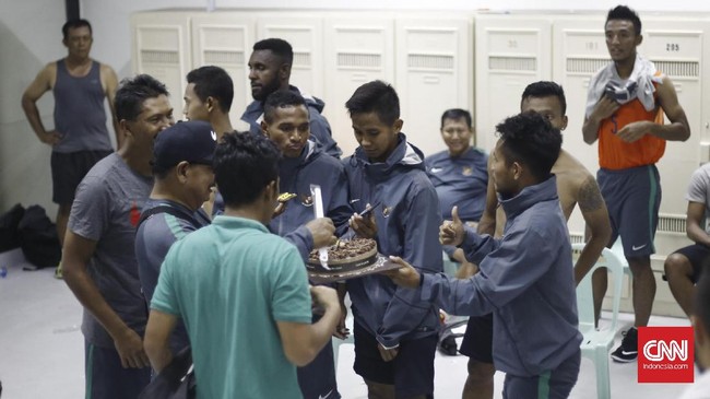 Seperti Lerby Eliandry, Andik Vermansah merayakan ulang tahun di tengah-tengah Piala AFF 2016. Ia punya satu doa di hari bahagianya itu.