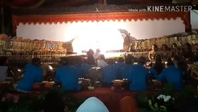Merayakan Ulang Tahun Unair dengan Wayang Kulit