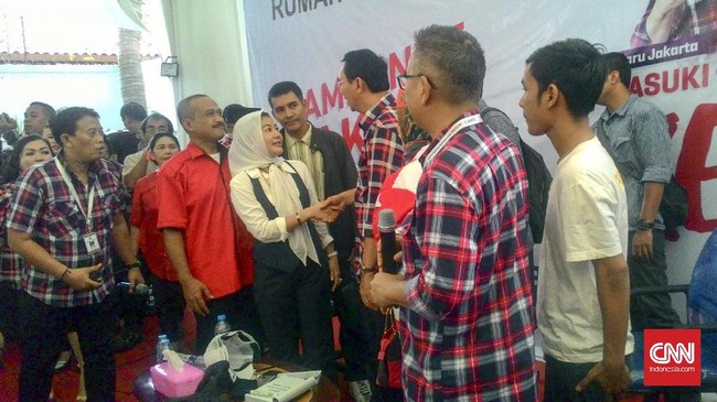 Hasnaeni yang juga kader Partai Demokrat itu menyatakan mendukung cagub yang bisa selesaikan masalah Jakarta. Dukungan akan ia putuskan Desember nanti.