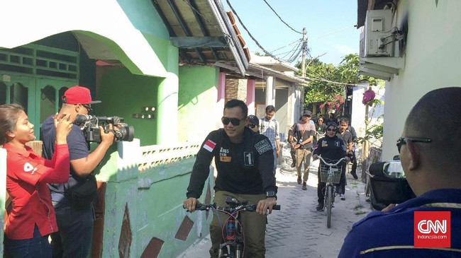 Calon gubernur DKI Jakarta Agus Harimurti Yudhoyono tidak sepakat dengan rencana Basuki Tjahaja Purnama yang ingin menjadikan Jakarta seperti Singapura.