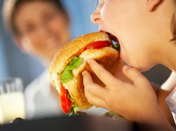 3 Tips Jitu Biar Nggak Kalap Makan Saat Buka Puasa