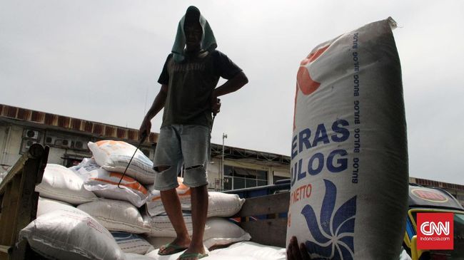 Bulog Minta Restu Lepas Stok Beras Impor dari 2018 Perum Bulog meminta izin pemerintah untuk melepas stok beras impor sebanyak 1 juta ton. Stok ini adalah sisa dari impor April 2018 lalu.