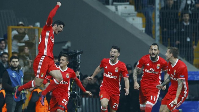 Meskipun kalah dari Napoli, Benfica tetap lolos ke 16 besar Liga Champions. Benfica patut berterima kasih terhadap Dynamo Kiev yang menghancurkan Besiktas 6-0.