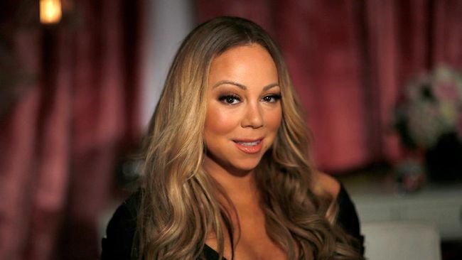 Tak seperti rumor yang beredar soal kesemokan tubuhnya, Mariah Carey tampil singset dan seksi di sampul majalah 'Paper' edisi Las Vegas terbaru.