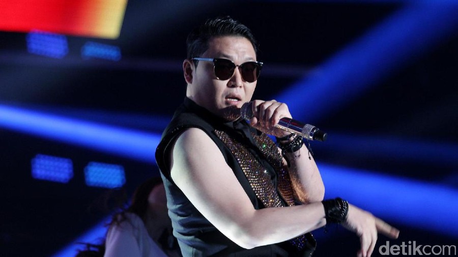 PSY PSY saat tampil di konser Oppo di ICE BSD, Serpong.