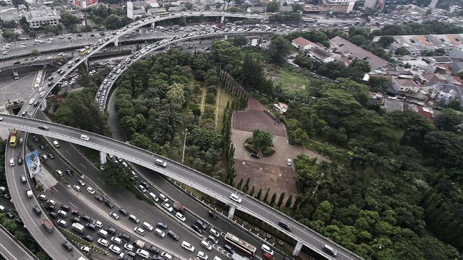 Aksi pengemudi Pajero menampar pengemudi Yaris di depan gerbang tol Tomang, Jakarta Barat, viral di media sosial. 