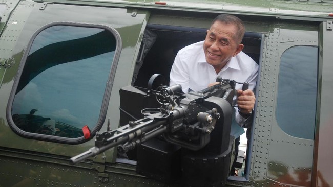 Pengguna peralatan pertahanan adalah TNI, Polri, kementerian atau lembaga dan pihak yang diberi izin sesuai dengan Undang-Undang Industri Pertahanan.