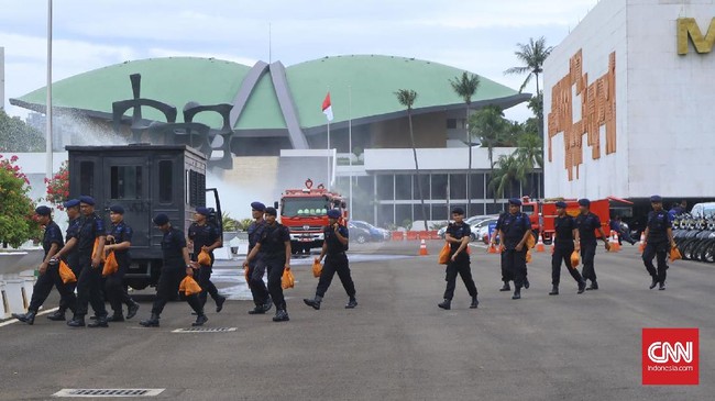 Zulkifli Hasan mengatakan, jika ada kelompok masyarakat yang datang dan mencoba memasuki Gedung DPR berarti telah mengingkari kesepakatan.