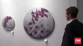 'Flora': Pameran Seni Finlandia, Melukis di Atas Taplak Meja