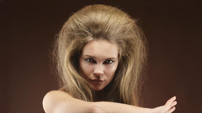 Sudah melakukan berbagai perawatan, tapi rambut masih juga 'mekar' bak rambut singa. Kalau sudah begini, salahkan genetik Anda.