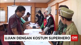 Mahasiswa Pakai Kostum Superhero Saat Ujian Akhir