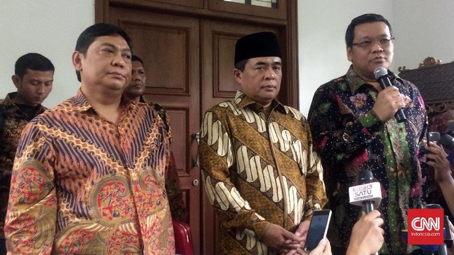 Ade Komarudin meminta nasihat Ketum DPP PDIP Megawati Soekarnoputri terkait keputusan Partai Golkar yang melengserkan Ade dari kursi ketua DPR.