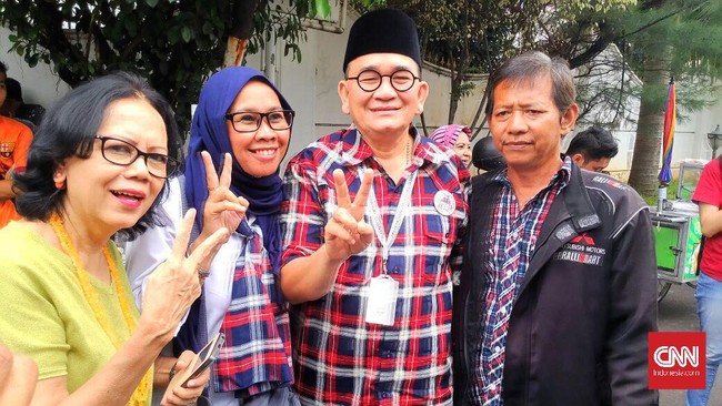 Ruhut datang untuk meminta maaf kepada warga terkait pembatalan sepihak Ahok ke Cipete Utara. Tak ada sambutan istimewa dari warga kepada Ruhut.
