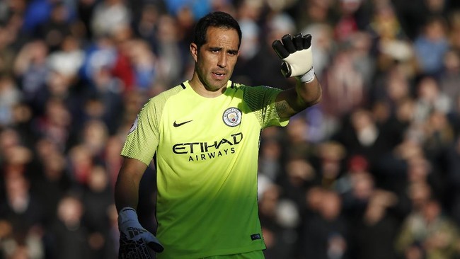 Alan Shearer menilai Claudio Bravo kurang ahli dalam menghentikan tembakan bola yang datang dari lawan dan mudah kebobolan.