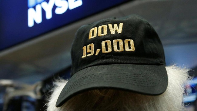 Indeks Dow Jones Industrial Average naik 35,54 poin atau 0,18 persen ke 19.251,78 dan indeks S&P 500 naik 7,52 poin atau 0,34 persen ke 2.212,23.