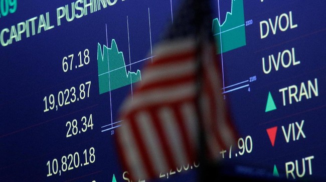 Indeks S&P 500 naik 14,87 poin atau 0,66 persen ke 2.280,07 dan indeks Nasdaq Composite menambahkan 48,01 poin atau 0,86 persen ke 5.600,96.