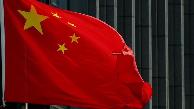 The Chinese national flag is seen on a flagpole in Beijing on August 8, 2016. 
Most of the five stars on the Chinese flags being used at medal ceremonies at the Rio Olympics are misaligned, officials said, prompting a diplomatic protest and online fury. / AFP PHOTO / STR