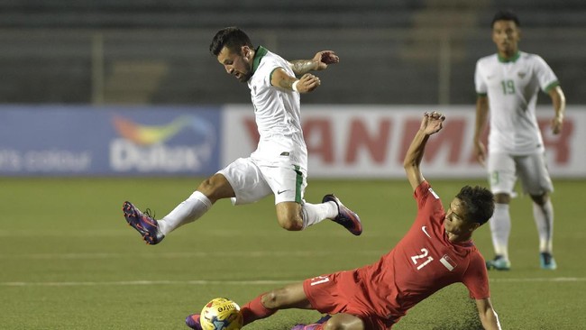 Berulang kali sektor yang dijaga Abduh Lestaluhu mendapatkan serangan dari pemain sayap Vietnam. Meski demikian, tak ada gol yang tercipta.