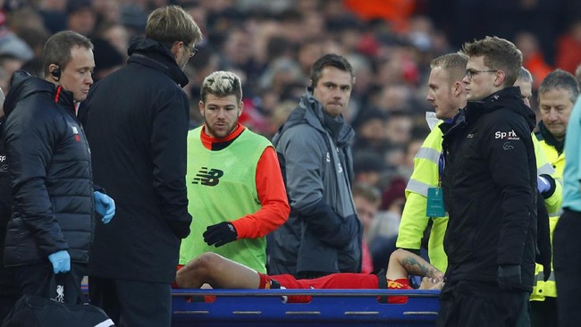 Philippe Coutinho meninggalkan lapangan pada menit ke-34 setelah melakukan perebutan bola dengan Didier Ndong saat Liverpool mengalahkan Sunderland.