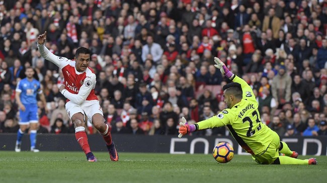 Gelandang serang asal Chile, Alexis Sanchez, menjadi bintang kemenangan 3-1 Arsenal dengan mencetak dua gol ke gawang Bournemouth.
