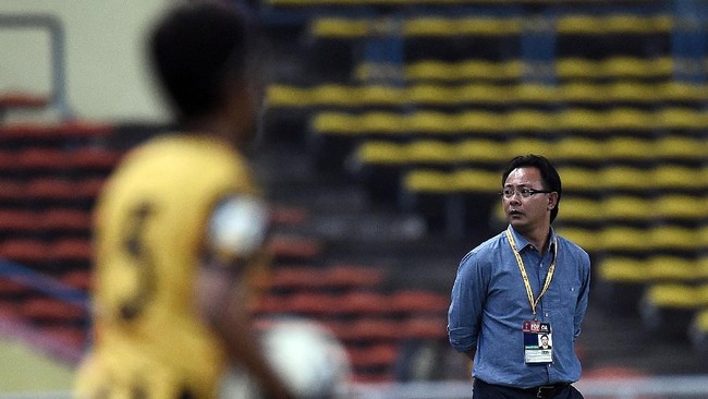 Pelatih baru Persis Solo asal Malaysia, Ong Kim Swee, mengakui suporter sepak bola Indonesia lebih fanatik dari Malaysia.