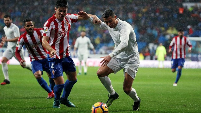 Cristiano Ronaldo tak suka memakai sepatu warna hitam karena kesan lambat yang ditampilkan oleh warna tersebut.
