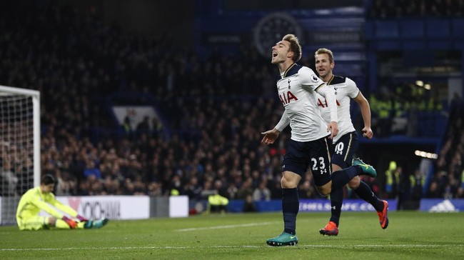 Duel Chelsea lawan Tottenham Hotspur berakhir 1-1 di akhir babak pertama. Gol Christian Eriksen dibalas oleh Pedro Rodriguez.