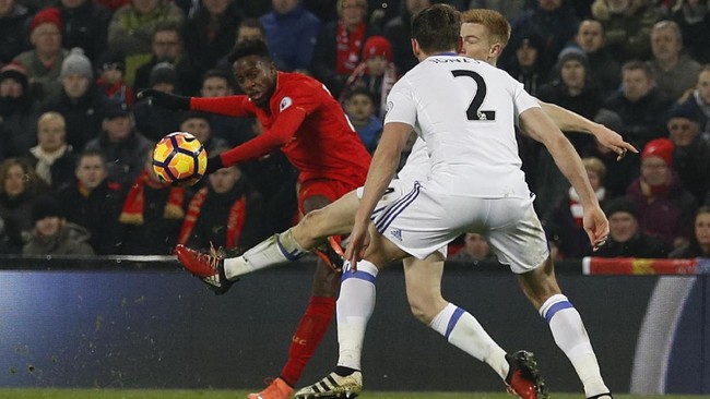 Liverpool ke puncak klasemen sementara Liga Primer Inggris berkat kemenangan 2-0 atas Sunderland di Stadion Anfield, Sabtu (26/11).