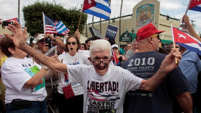 Di Havana, masyarakat berduka. Sementara di Miami, masyarakat malah berbagi sampanye untuk merayakan meninggalnya Fidel Castro.