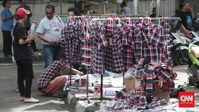 Meski suasana di Rumah Lembang sepi, namun pihak kepolisian dan petugas keamanan tetap bersiaga karena ada isu aksi demonstrasi di rumah tersebut.