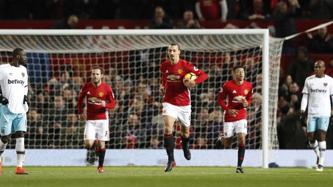 Manchester United ditahan imbang West Ham United 1-1 hingga jeda babak pertama lanjutan Liga Primer Inggris di Stadion Old Trafford, Minggu (27/11).