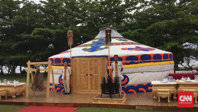 Ger, tenda khas suku nomaden telah digunakan masyarakat Asia Tengah, termasuk di Mongolian, sejak 3000 tahun lalu, dan terus lestari hingga kini.