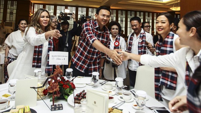 Ahok-Djarot mematok tarif Rp2.5 hingga Rp5 juta untuk foto atau sekedar makan bersama. Peminatnya beragam, dari mulai anak-anak, remaja, hingga orang tua.