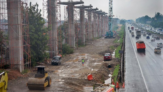 Polisi menutup jalur Cawang-Pancoran karena pengerjaan proyek LRT. Pengalihan arus kendaraan dilakukan ke jalan nontol.