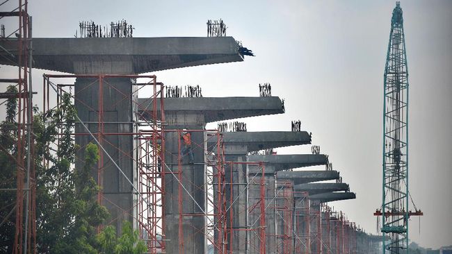 Demi LRT, Meniti Jarak Sejengkal Dengan Waktu Tempuh 'Seabad' Pembahasan pembangunan proyek LRT cukup alot. Namun, masyarakat menaruh asa pada proyek yang akan beroperasi di tahun politik itu.