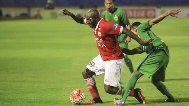 Selain striker dan playmaker asing, Persija Jakarta juga membidik tiga pemain lokal berposisi penyerang untuk memperkuat timnya musim depan.