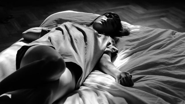 Merasa Ada Sosok Lain Saat Tidur? Ini Penjelasan Ilmiahnya Merasa Ada Sosok Lain Saat Tidur? Ini Penjelasan Ilmiahnya