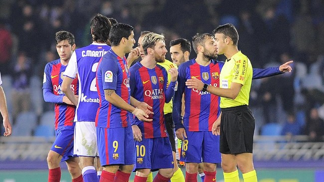 Barcelona bermain buruk di Stadion Anoeta dan untuk kali pertama mereka mencatatkan presentase penguasaan bola terendah di musim ini.