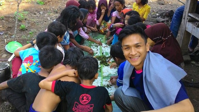 Dori Gusman meninggalkan pekerjaan untuk mendonasikan usia mudanya mengajar anak-anak di pelosok. Simak kisahnya yuk.