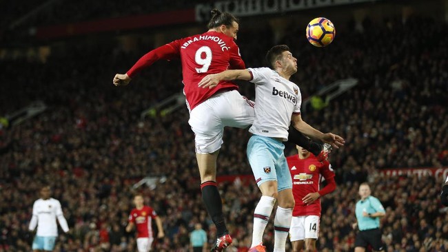 Hasil imbang 1-1 antara Manchester United melawan West Ham United diwarnai insiden pengusiran terhadap Jose Mourinho yang dilakukan wasit Jon Moss.