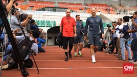 Alfred Riedl Kesal Ada Drone Saat Latihan Timnas Indonesia