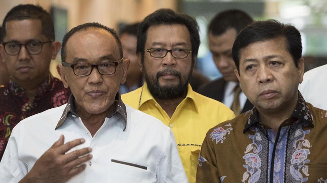 Kasus e-KTP yang menyeret nama Setya Novanto memunculkan wacana pergantian ketua umum partai beringin. Ical mengatakan sikap partai belum sampai ke sana.