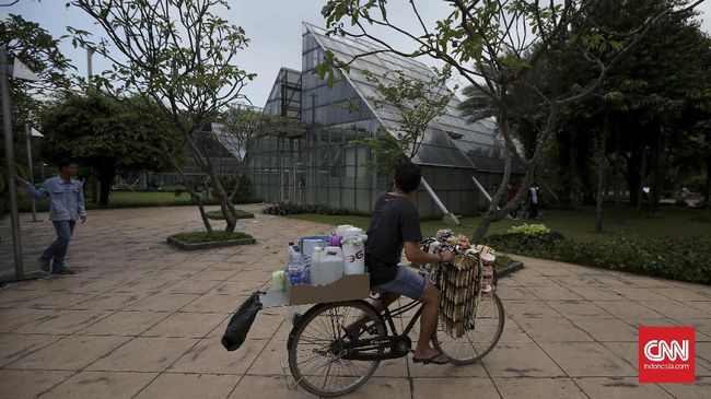 Hingga 2030, Pemkot DKI Jakarta berencana memperluas ruang terbuka hijau. Tapi teduhnya Jakarta terganjal dengan drama penggusuran dan anggaran.