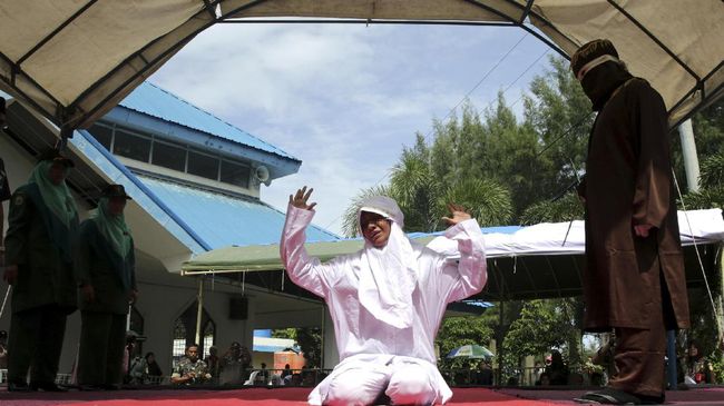 Wali Kota Banda Aceh Akan Sapu Bersih Pelanggar Syariat Islam Wali Kota Banda Aceh meminta masyarakat dan Satpol PP tak memberi ruang sedikit pun bagi para pelanggar syariat Islam di ibu kota Provinsi Aceh tersebut.
