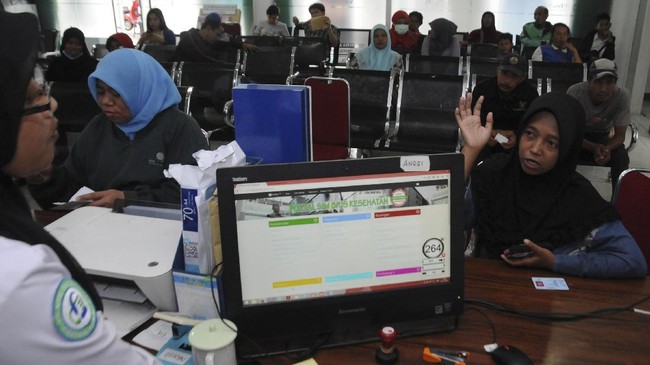 BPJS Kesehatan akan menerapkan sanksi berupa pencabutan layanan publik, seperti SIM dan passpor bagi masyarakat yang belum terdaftar mulai 1 Januari 2019