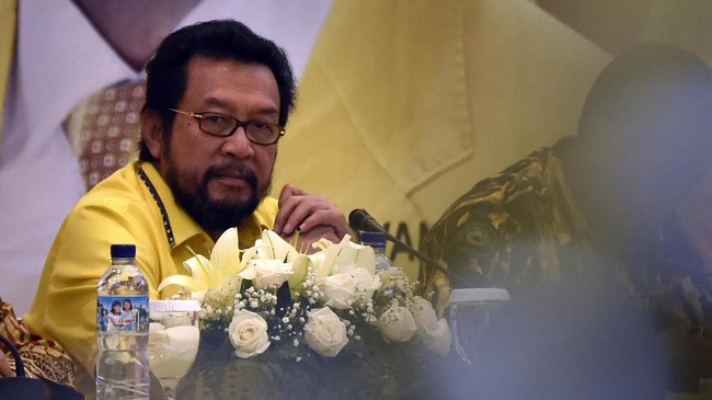 Yorrys Raweyai dipecat dari posisi Koordinator Bidang Politik, Hukum dan Keamanan DPP Partai Golkar. Intrik yang dia lakukan dianggap merugikan partai.